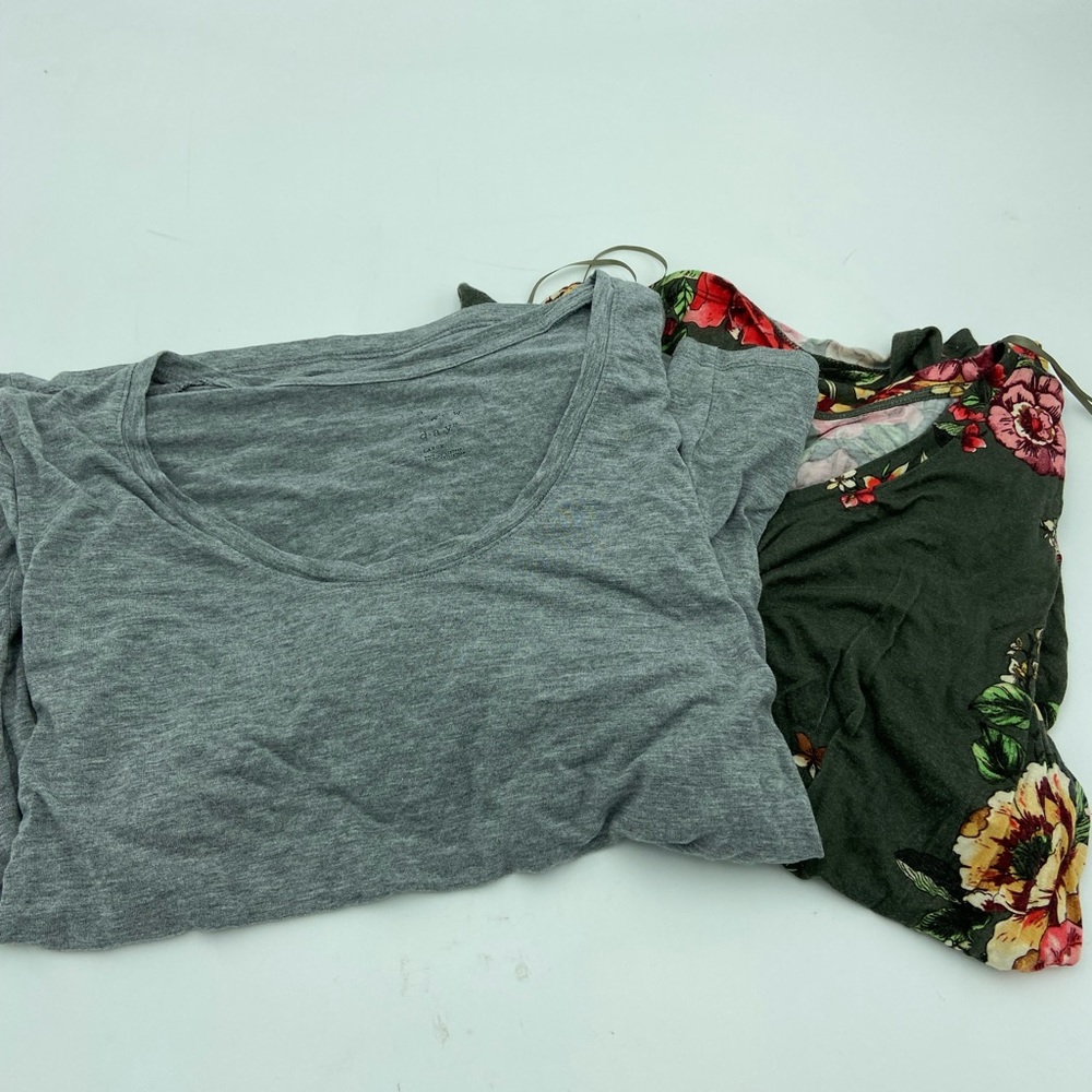 2 women’s tops size large